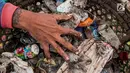 Seorang pemulung memungut sampah di TPA Bantar Gebang, Kota Bekasi, Jawa Barat.  (Liputan6.com/Yoppy Renato)