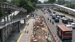 Pejalan kaki melintas di jalur khusus yang berada di bahu Jalan Jenderal Sudirman, Jakarta, Kamis (25/10). Jalur hijau trotoar tersebut dibongkar ulang guna menata kembali sekaligus meningkatkan kenyamanan pejalan kaki. (Merdeka.com/Iqbal Nugroho)
