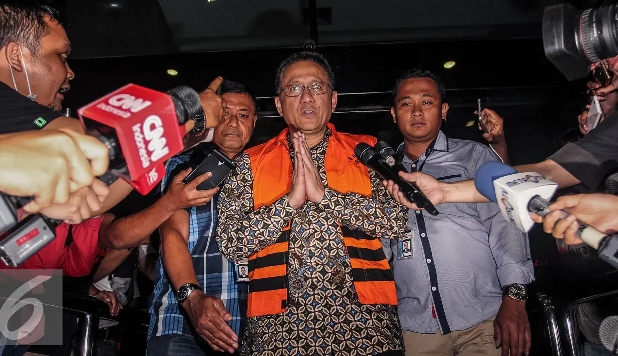 Setelah menjalani pemeriksaan selama 1x24 jam, akhirnya KPK menetapkan Irman Gusman sebagai tersangka penerimaan gratifikasi atau suap terkait dugaan suap kebijakan kuota gula impor, Jakarta, Sabtu (17/9). (Liputan6.com/Faizal Fanani)