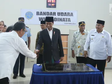 Presiden Joko Widodo saat meresmikan Bandara Wiriadinata Tasikmalaya, Jawa Barat, Rabu (27/2). Bandara tersebut sudah terlihat nyaman, dan ada tiga counter untuk chekin dengan jumlah kursi yang bisa menampung 120 penumpang. (Liputan6.com/Angga Yuniar)