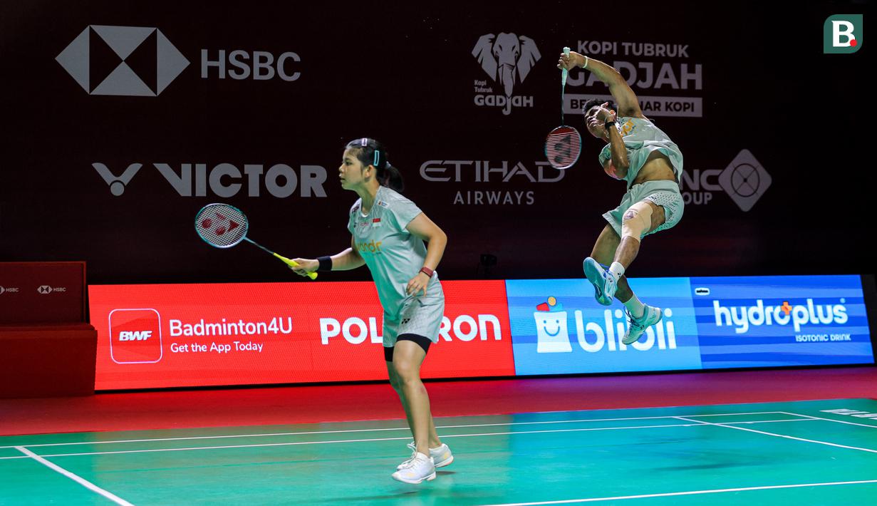 Pasangan ganda campuran Indonesia, Jafar Hidayatullah/Felisha Pasaribu berusaha mengembalikan kok ke arah wakil Korea Selatan, Kim Jae Hyeon/Jang Ha Jeong dalam babak 32 besar Indonesia Open 2026 di Istora Senayan, Jakarta, Rabu (03/06/2026). (Bola.com/Bagaskara Lazuardi)