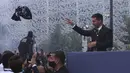 Dalam kesempatan tersebut, Messi juga menyempatkan menemui para penggemar dan melemparkan baju PSG kearah penggemar. (Foto: AP/Rafael Yaghobzadeh)