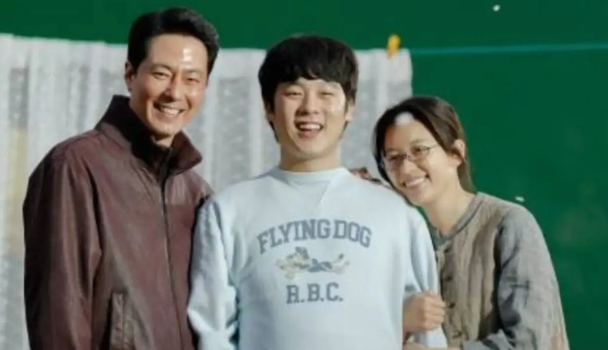 <p>Lee Jung Ha bagikan foto bersama ayah dan ibunya di drakor Moving, Jo In Sung dan Han Hyo Joo. Potret keluarga kecil yang sederhana namun penuh kehangatan. (Foto: Instagram/ jungha.km)</p>