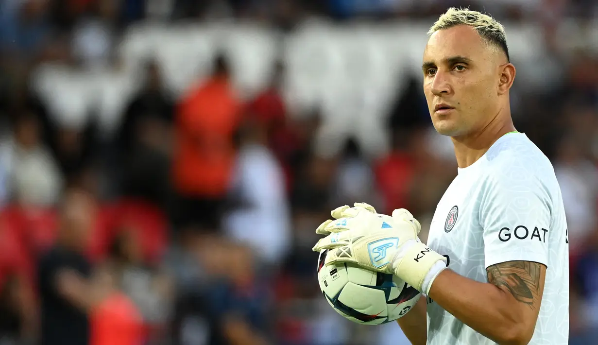 Keylor Navas bermain bersama Cristiano Ronaldo selama empat musim di Real Madrid. Kiper asal Kosta Rika ini berstatus bebas transfer setelah meninggalkan PSG musim panas 2024. Sempat dikaitkan dengan kepindahan ke Monza, tetapi transfer pemian 37 tahun itu tidak terwujud sehingga Navas saat ini masih tersedia secara gratis. (Alain JOCARD / AFP)