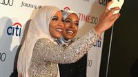 Ibtihaj Muhammad berfoto selfie saat menghadiri Gala 100 TIME di New York City, AS, Selasa (25 /4). Sebagai atlet muslimah berprestasi, ia merupakan simbol keberagaman dan toleransi di Amerika Serikat. (AFP Photo)