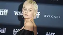 Emma Corrin berpose untuk fotografer di karpet merah pada pemutaran perdana My Policeman di Festival Film Internasional Toronto di Toronto, Ontario (11/9/2022). Ia menata rambut pirang pendeknya bergelombang. (Photo by Geoff Robins / AFP)