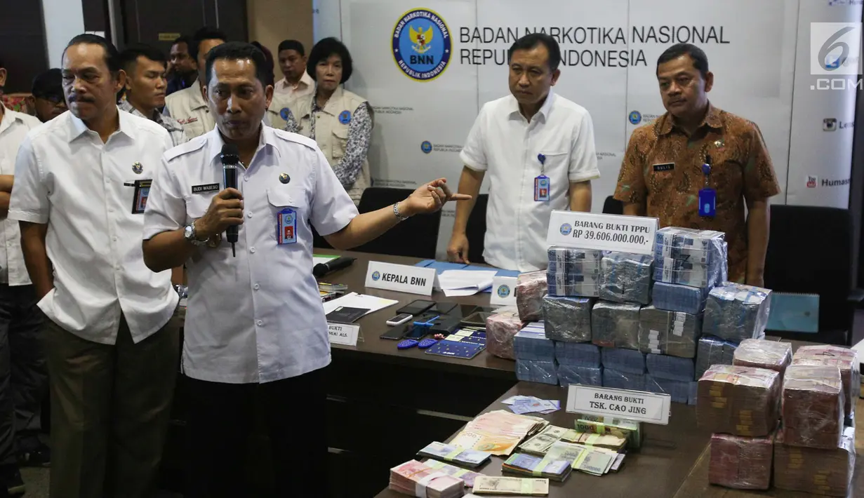 BNN mengungkap kasus Tindak Pidana Pencucian Uang (TPPU) hasil penjualan narkoba di kantor BNN, Jakarta, Selasa (13/6). BNN menyita aset dan uang hasil TPPU kasus narkoba dengan total nilai Rp39 miliar dari kedua kasus berbeda. (Liputan6.com/Yoppy Renato)