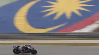 Pembalap Yamaha Jorge Lorenzo saat melakukan sesi latihan bebas  di Sirkuit Internasional Sepang, Malaysia, Sabtu  (24/10/2015).   Lorenzo menegaskan ia merasa tidak tertekan jelang bergulirnya MotoGP Malaysia. (REUTERS/Olivia Harris)