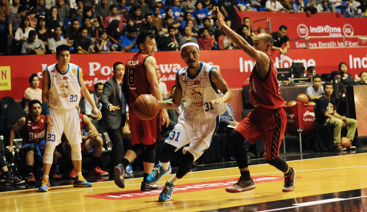 Pebasket Satria Muda Britama Jakarta, Erick Sebayang (kedua kanan) berusaha melewati hadangan pemain Stadium Jakarta di laga NBL Championship 2015, Sabtu (2/5/2015). Satria Muda unggul tipis 61-59 atas Stadium Jakarta. (Liputan6.com/Helmi Fithriansyah)