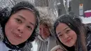 Quebec City menawarkan suasana musim dingin yang indah, dengan salju lebat dan arsitektur klasik bergaya Eropa. Kota ini menjadi latar sempurna bagi liburan keluarga Gracia Indri, menciptakan kenangan tak terlupakan, ditambah kehadiran sang ibunda. (Liputan6.com/IG/@giselacindy12)