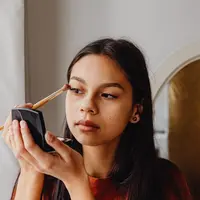 Kulit remaja masih dapat lebih mudah mengalami iritasi, sehingga produk dengan formula sederhana dan tidak terlalu banyak bahan aktif bisa menjadi pilihan untuk penggunaan sehari-hari. (Foto/Dok: Pexels)