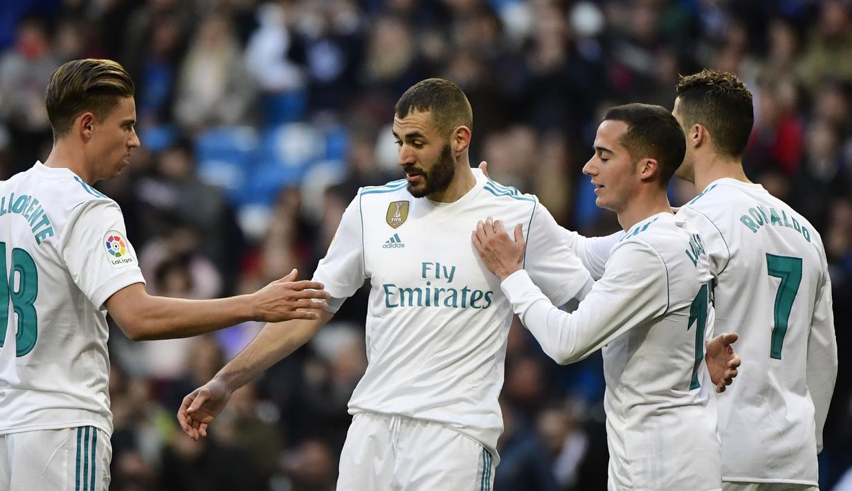 Para pemain Real Madrid merayakan gol Karim Benzema (2kiri) saat melawan Alaves  pada La Liga Santander di Santiago Bernabeu stadium, Madrid, (24/2/2018). Real Madrid menang 4-0. (AFP/Pierre-philippe Marcou)