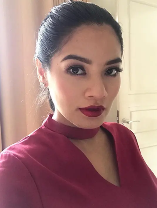 Perutnya yang semakin membesar, Titi tetap berperan baik menjadi ibu dan istri di  keluarga kecilnya. Untuk menerapkan hidup sehat, ia mengajarkan sang anak,Arjuna Zayan Sugiono untuk selalu cuci tangan. (Instagram/titi_kamall)