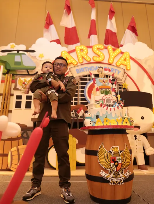 "Kalau Arsya karena lahirnya pas Sumpah Pemuda tapi baru dirayain hari ini, jadi mas Anang mau terserah dirayain tema apa aja yang penting ada Sumpah Pemuda-nya. Makanya kita pakai kayak gini army look gitu," ujar Ashanty. (Adrian Putra/Bintang.com)