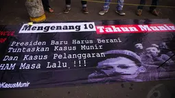 Dalam aksinya memperingati 10 tahun kematian Munir, massa menyerukan penyelesaian kasus pembunuhan aktivis HAM Munir dan kasus HAM lainnya, Jakarta, (4/9/14). (Liputan6.com/Faizal Fanani)