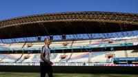 Pelatih Timnas Indonesia, Kurniawan Dwi Yulianto, bersiap memimpin latihan di Stadion Wibawa Mukti, Jawa Barat, Senin (10/9/2018). Latihan ini persiapan jelang laga uji coba melawan Mauritius. (Bola.com/Vitalis Trisna)