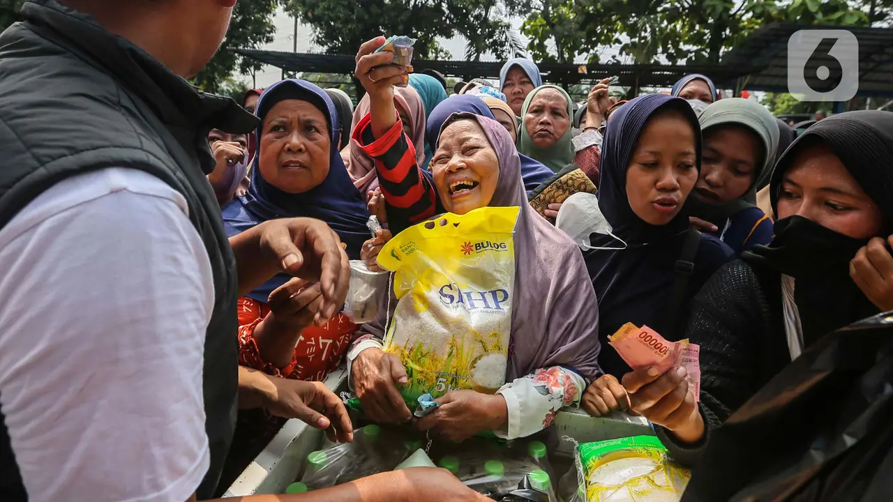 Antrean Warga Beli Beras Murah di Gerakan Pangan Murah Kota Tangerang