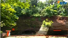 Tebing longsor dan menyisakan beton anak tangga yang biasa digunakan untuk lalu lalang warga.