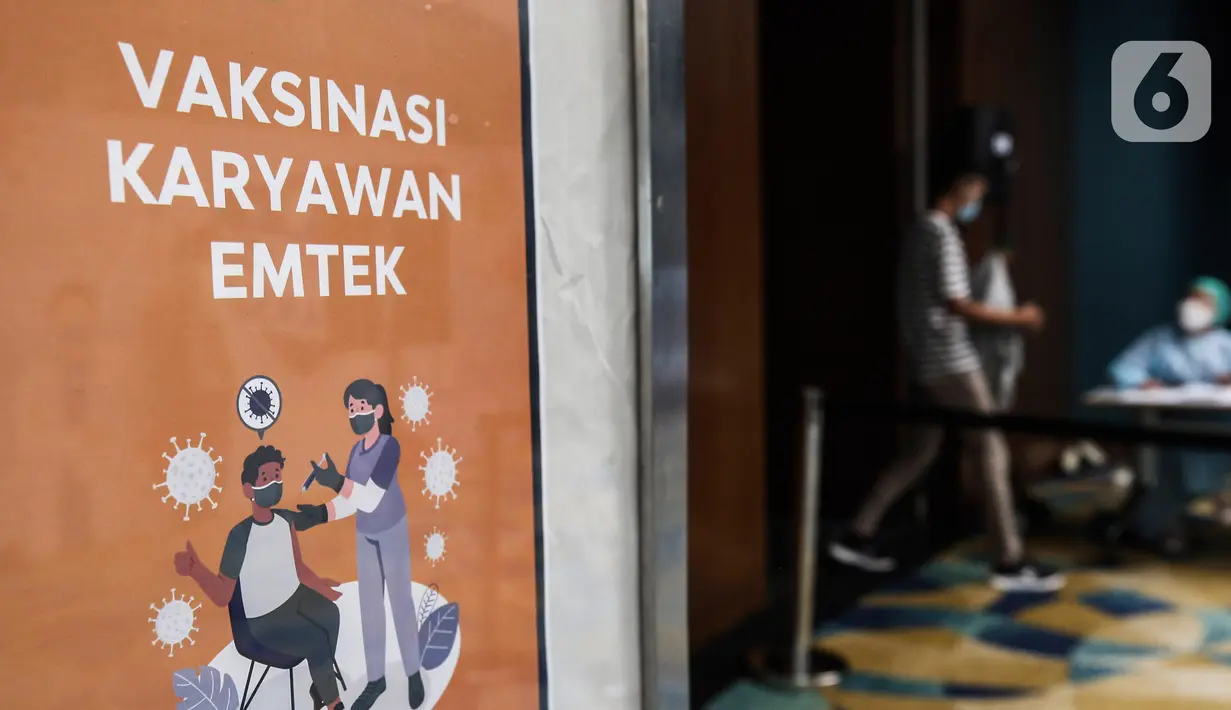 Karyawan Emtek Grup usai mengikuti vaksinasi COVID-19 di Hall SCTV Tower, Senayan City, Jakarta, Jumat (4/6/2021). Mengutip Permenkes Nomor 10 Tahun 2021, Vaksinasi Gotong Royong adalah pelaksanaan vaksinasi kepada karyawan, keluarga dan individu lain dalam keluarga. (Liputan6.com/Johan Tallo)
