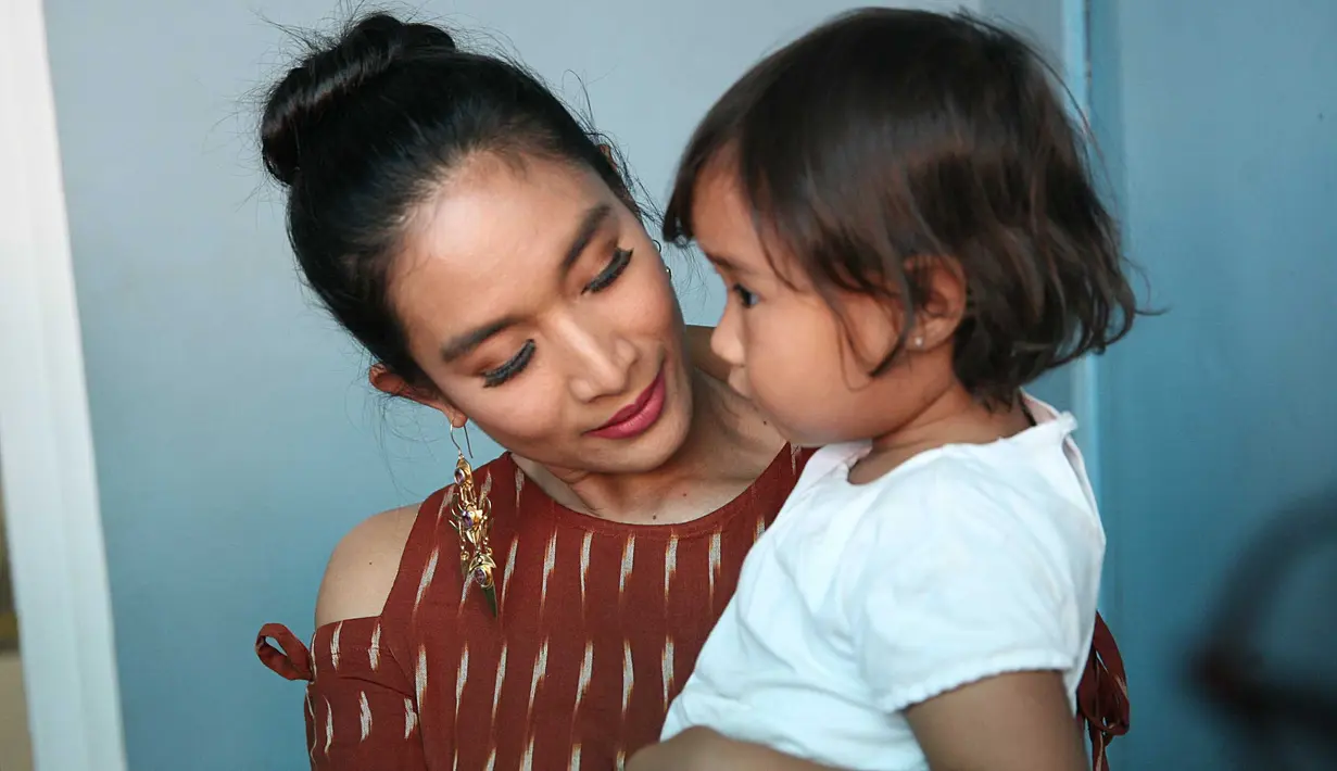 Menetap di Bali yang masih kental dengan budaya tradisional, turut membantu perkembangan putrinya Tjokorda Sri Kinandari Kerthyasa. Bahkan, anaknya yang baru usia dua tahun gemar menari tarian tradisional khas Bali. (Nurwahyunan/Bintang.com)