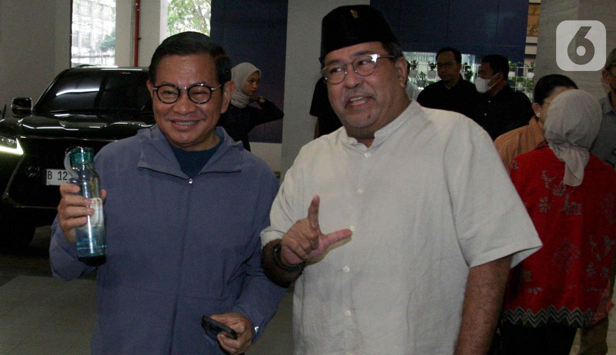 Pramono tiba mengenakan jaket olahraga berwarna biru muda, sedangkan Rano mengenakan kemeja coklat muda dengan peci hitam. (Liputan6.com/Herman Zakharia)