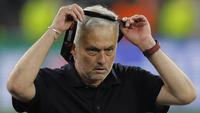 Pelatih AS Roma, Jose Mourinho melepaskan medali dari tubuhnya setelah timnya dikalahkan Sevilla lewat babak adu penalti dalam partai final Liga Europa 2022/2023 yang berlangsung di Stadion Puskas Arena, Hungaria, Jumat (01/06/2023) dini hari WIB. (AFP/Odd Andersen)