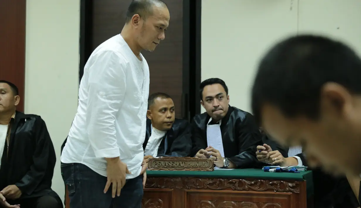 Sekitar pukul 13.00 WIB, sidang pembacaan dimulai. Jaksa Penuntut Umum, membacakan surat dakwaan berdasarkan dari hasil pemeriksaan. Iwa K mendapat ganja dari tiga orang terdakwa lain bernama Yoris, Naomi, dan Bayu. (Adrian Putra/Bintang.com)