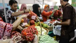 Aneka kebutuhan pokok dijual dengan harga murah di pasar murah Kemendag, Jakarta, Kamis (25/6/2015). Kegiatan ini untuk memudahkan masyarakat mendapatkan kebutuhan pokok dengan harga yang terjangkau selama Ramadan. (Liputan6.com/Faizal Fanani)