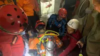 Tim Gabungan melakukan proses evakuasi lansia 65 tahun yang terjatuh ke dalam sumur sedalam 15 meter di Tangerang Selatan. (Liputan6.com/Pramita Tristiawati)