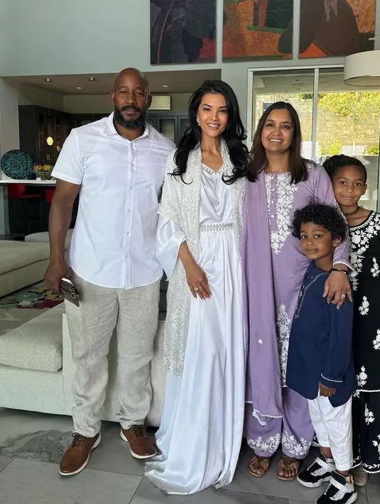 Berfoto bersama kerabatnya, Farah Quinn tampil dengan kaftan shimmer putih lengkap dengan pashmina lace putih yang disematkan di pundaknya. [@farahquinnofficial]