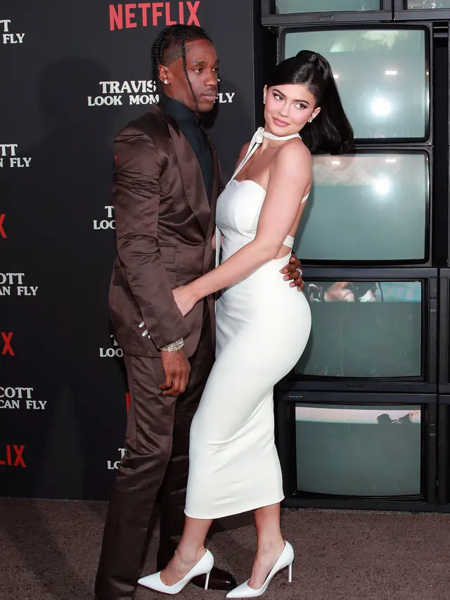 Travis Scott Peluk Cium Kylie Jenner di Pemutaran Perdana Filmnya