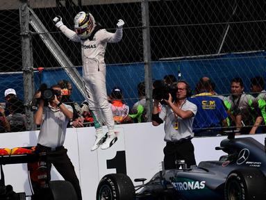 Pebalap Mercedes, Lewis Hamilton, memenangi balapan F1 GP Meksiko di Sirkuit Autodromo Hermanos Rodriguez, Senin (31/10/2016) dini hari WIB. (AFP/Pedro Pardo)