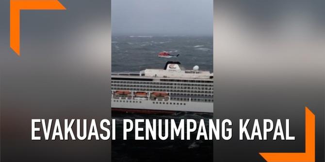 VIDEO: Dramatis, Evakuasi Penumpang Kapal di Tengah Cuaca Buruk