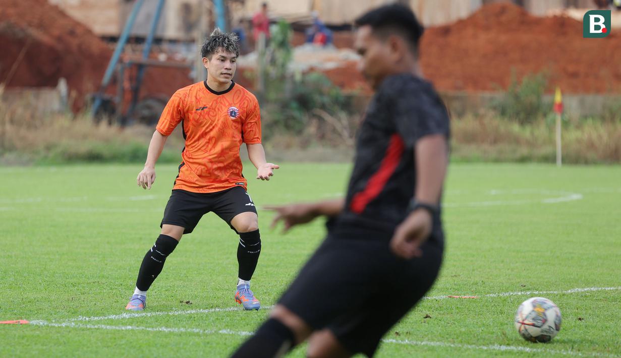 Pemain baru Persija Jakarta, Ryo Matsumura, saat mengikuti sesi latihan di Nirwana Park, Sawangan, Depok, Rabu (31/5/2023). Pemain asal Jepang itu didatangkan Macan Kemayoran dari Persis Solo dan diikat dengan kontrak berdurasi tiga musim. (Bola.com/M Iqbal Ichsan)