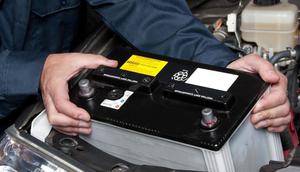 Berikut adalah kelebihan dan kekurangan aki kering dan aki basah. 