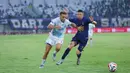Permainan terbuka diperagakan kedua tim sejak awal menit awal pertandingan. (Bola.com/M Iqbal Ichsan)
