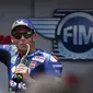 Pebalap Yamaha, Valentino Rossi, melakukan selebrasi saat balapan MotoGP 2018 di Sirkuit Catalunya, Spanyol, Minggu (17/6/2018). Lorenzo menjadi yang tercepat dengan catatan waktu 40 menit 13,566 detik. (AP/Eric Alonso)