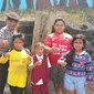 Pak Eko bersama anak-anak yang suka mengucapkan Masoook Pak Eko di video yang viral (DIDA TENOLA/JAWA POS)