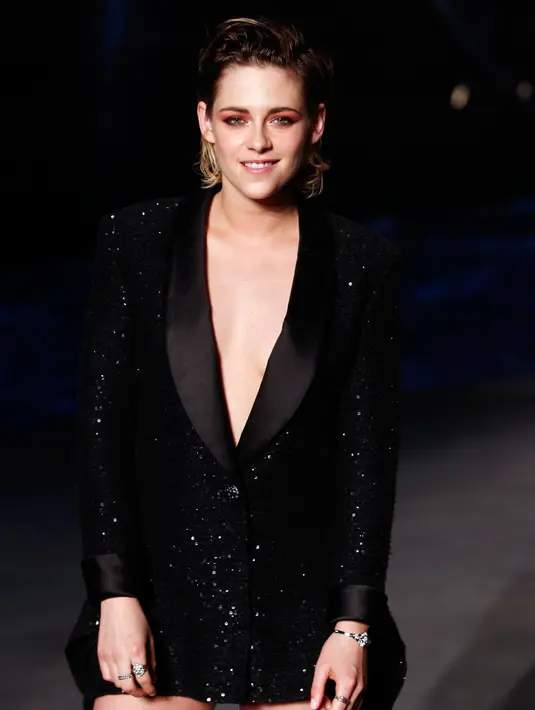 Aktris Kristen Stewart tersenyum saat pemotretan koleksi busana Chanel Cruise 2018/2019, Paris, (3/5). Kristen Stewart tampil memukau dengan blazer gemerlap hitam dengan sepatu boot berenda hitam oleh Alice McCall. (AP Photo/Thibault Camus)