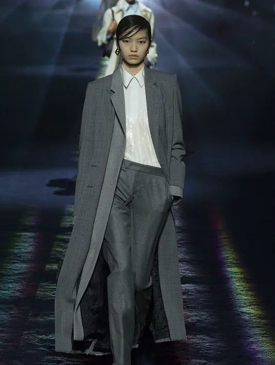 Idenya adalah untuk menciptakan karya yang sangat murni agar sesuai dengan kecanggihan koleksinya. Semangat ini persis dengan yang digaungkan dalam perhiasan yang dirancang oleh Delfina Delettrez Fendi. [Foto: Document/FENDI]