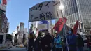 Aksi demonstrasi anti-Valentine yang digelar oleh sekelompok pria yang merupakan anggota ‘Kakuhido’ di Tokyo, Jepang, Minggu (12/1). Kelompok ini pertama kali dibentuk oleh Katsuhiro Furusawa pada 2006 usai diputuskan oleh kekasihnya. (KAZUHIRO NOGI/AFP)