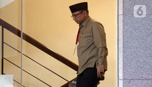 Mantan Menteri Agama, Yaqut Cholil Qoumas saat menuju ruang pemeriksaan di Gedung Merah Putih Komisi Pemberantasan Korupsi (KPK), Selasa (16/12/2025). (Liputan6.com/Helmi Fithriansyah)