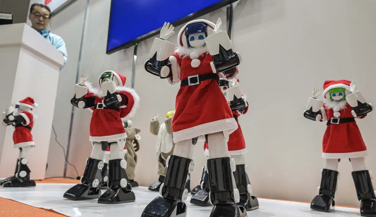 Robot-robot mengenakan kostum Sinterklas dan melakukan tarian di "Sagami Robot Town" di Tokyo International Exhibition Center di Tokyo pada tanggal 29 November 2023. (Richard A. Brooks/AFP)