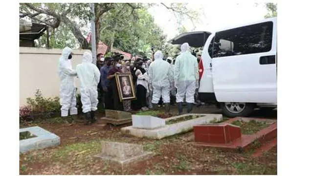 8 Potret Prosesi Pemakaman Dorce Gamalama, Diiringi Isak Tangis Keluarga