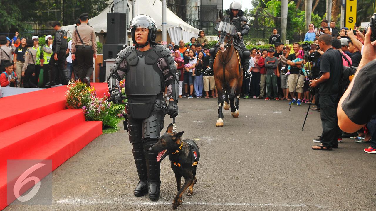 Beginilah Gaya Polisi Saat Melakukan Fashion Show