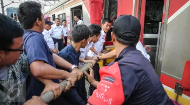 Proses evakuasi Kereta Rel Listrik (KRL) yang mengalami kecelakaan di Stasiun Juanda, Jakarta, Rabu (23/9/2015). KRL nomor 1156 rute Kota - Bogor menabrak KRL 1154 tujuan sama saat tengah stand by di Stasiun Juanda.(Liputan6.com/Faizal Fanani)