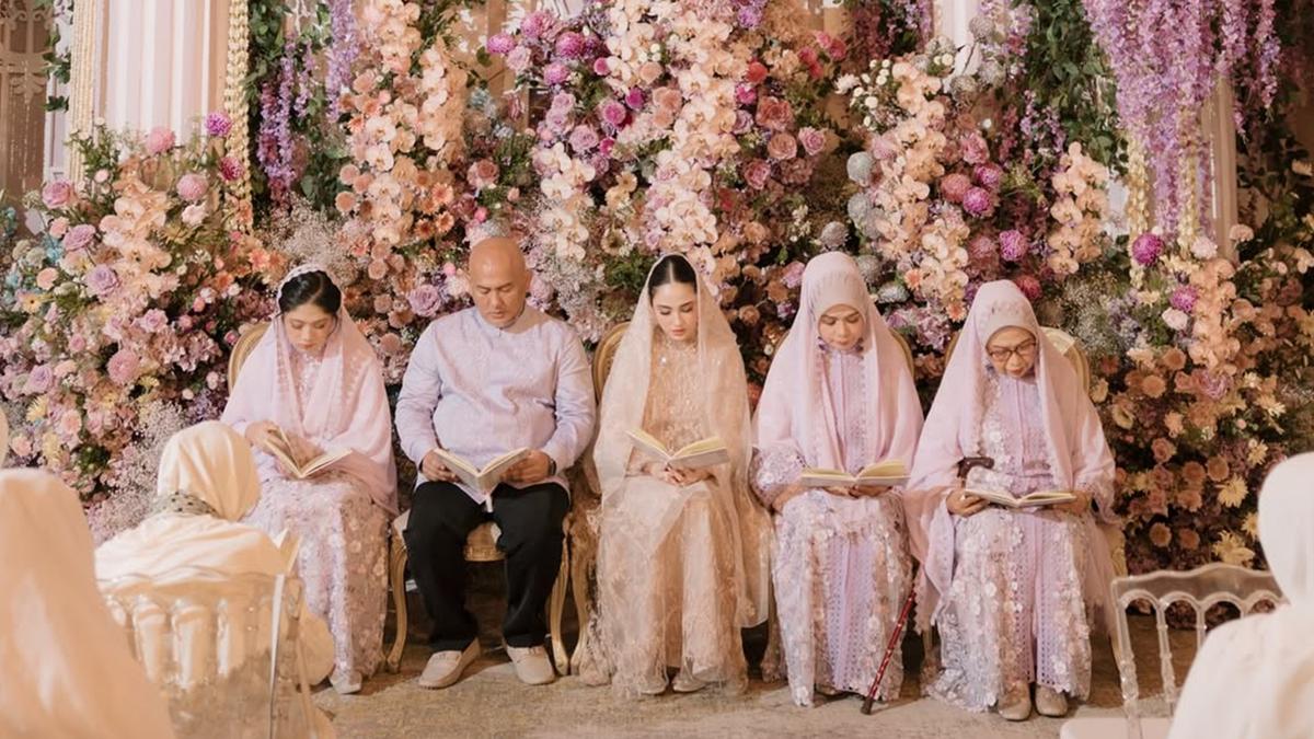 6 Potret Keluarga Syifa Hadju di Pengajian dan Siraman, Busana Anggun Penuh Makna