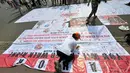 Seorang warga saat menandatangani spanduk sebagai bentuk dukungan kepada Ahok menjadi Gubernur DKI Jakarta. Foto diambil pada 9 November 2014. (Liputan6.com/Miftahul Hayat)