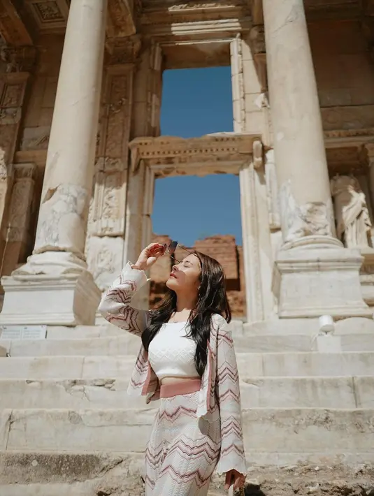 Outfit yang dikenakannya saat mengunjungi Efesus merupakan garapan merek lokal, Claude. Untuk atasannya sendiri, Prilly Latuconsina mengenakan Tutu Cardigan yang dibanderol dengan harga Rp450ribuan. Dengan motif dan warna senada, Prilly juga mengenakan celana Pina Pants yang dibanderol berkisar Rp599ribuan.
