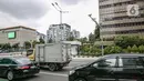 Kendaraan melintas di bawah kamera Closed Circuit Television (CCTV) di Jalan MH Thamrin, Jakarta, Sabtu (23/1/2021). Direktorat Lalu Lintas Polda Metro Jaya menargetkan 100 kamera ETLE terpasang di sejumlah ruas jalan di Jakarta pada 2021. (Liputan6.com/Faizal Fanani)